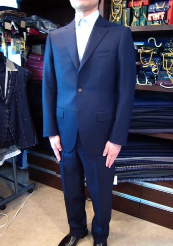 IMG: クラシックな濃紺スーツ