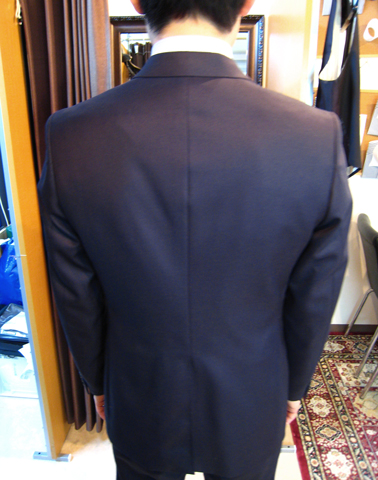IMG: クラシックな濃紺スーツ