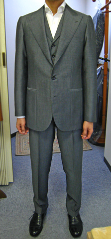 IMG: ワイドピークのスーツ
