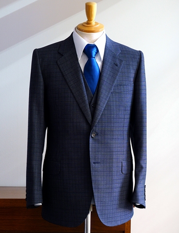 IMG: 紺系チェック柄のスーツ
