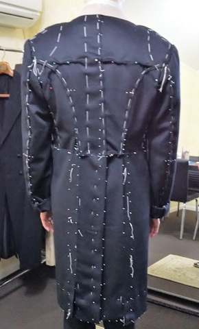 IMG: フロックコートの仮縫い。