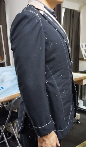 IMG: 鳩胸体の仮縫い。