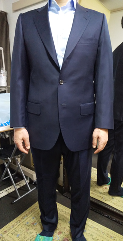 IMG: ドレープの効いたスーツ。