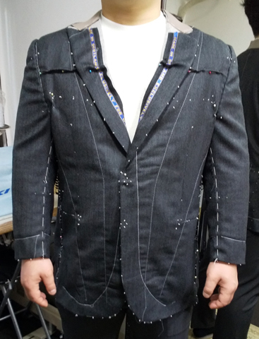 IMG: 大きなご体格の仮縫い。