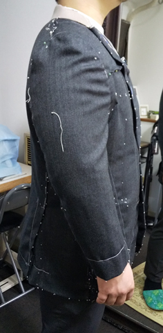 IMG: 大きなご体格の仮縫い。