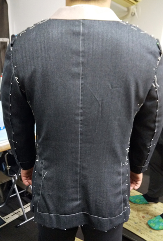 IMG: 大きなご体格の仮縫い。